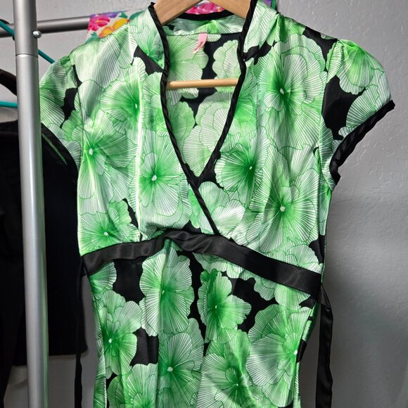 Tempted โค๏ธ Floral Wrap Top โ Silky, Chic & Flattering! - Picture 1 of 5